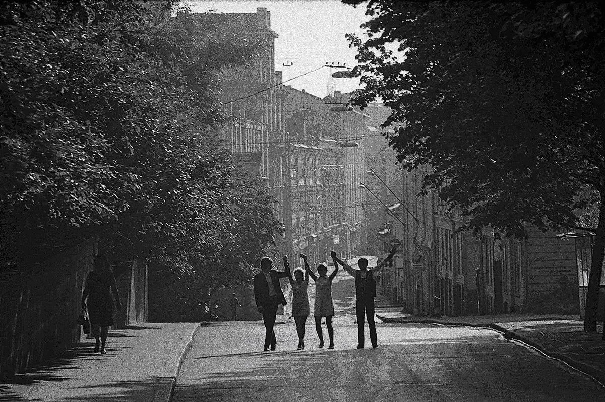 После выпускного. Столешников переулок, конец 1960-х.
@old_photo_msk