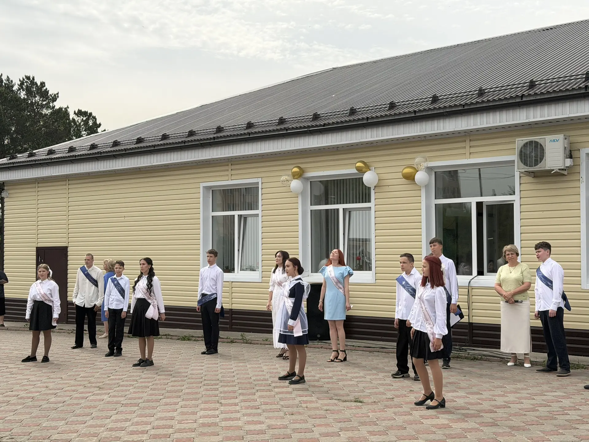 🎓🔔 Сегодня в нашей школе прозвенел Последний звонок!
