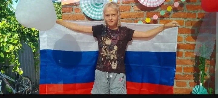 🇷🇺 Ко Дню государственного флага России активистка школьных мероприятий и проекта "Ор...
