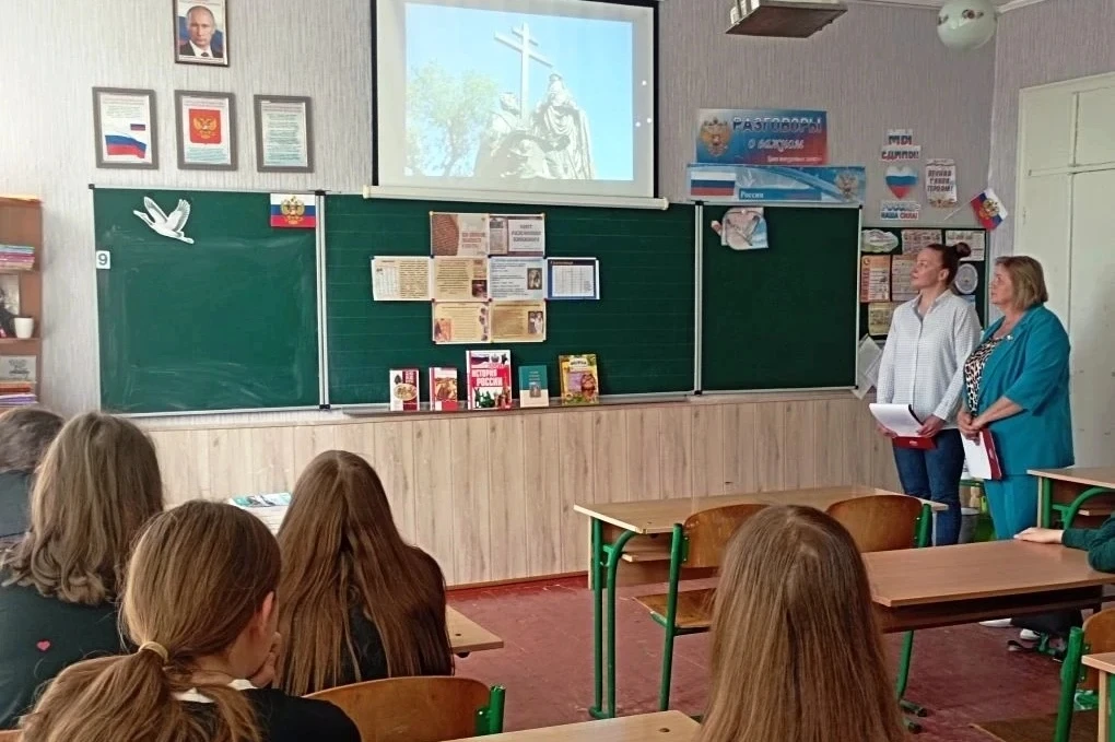 В Михайловской СОШ №3 прошёл библиотечный урок ко Дню славянской письменности  Сотрудники Михайловск