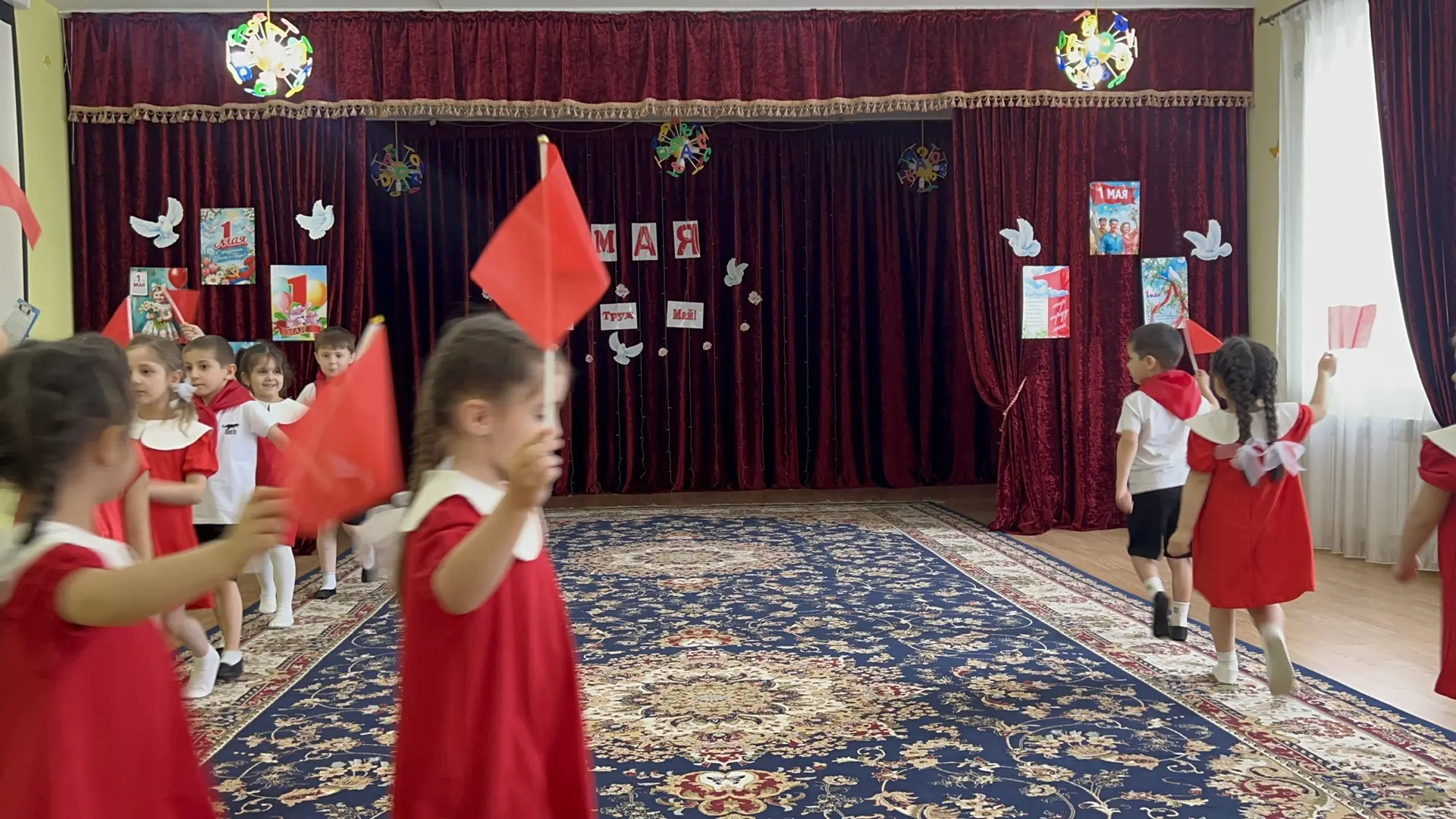 Яркий, светлый Первомай,