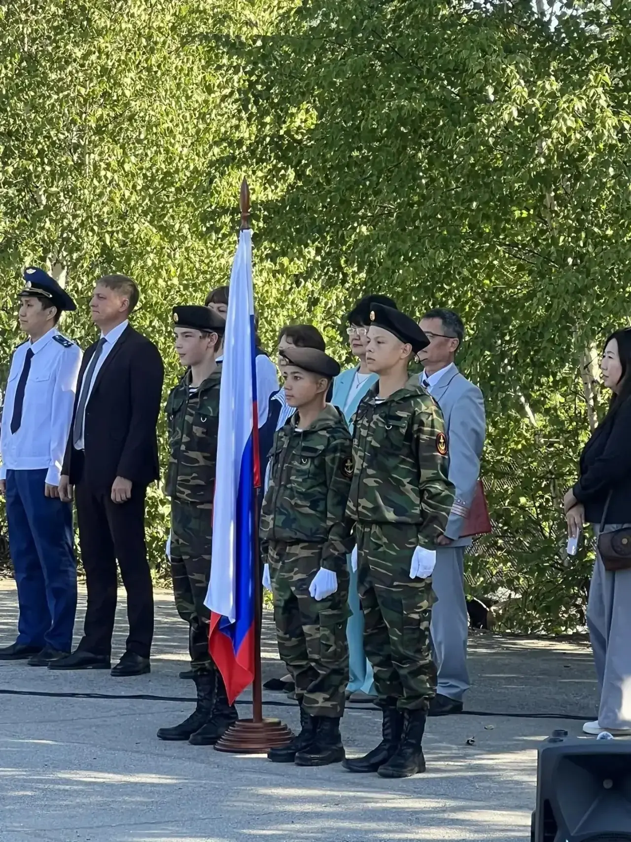 🔔🇷🇺Торжественная линейка началась с главного момента — выноса Государственного флага...