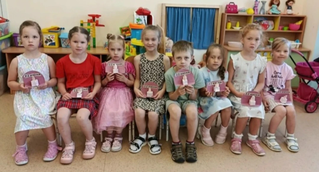 22 июня — День памяти и скорби🥀

Воспитанники группы 7 изготовили символические «Свечи памяти» из б