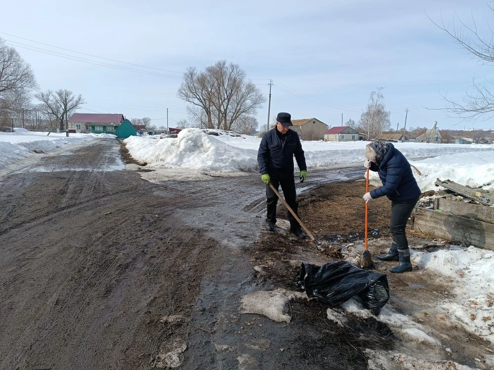 В рамках месячника по благоустройству работники администрации провели уборку территории около админи