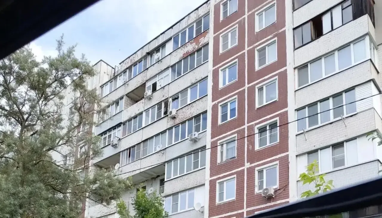 В Можайске в многоквартирном доме повреждены карниз и остекление двух окон. Пострадавши...
