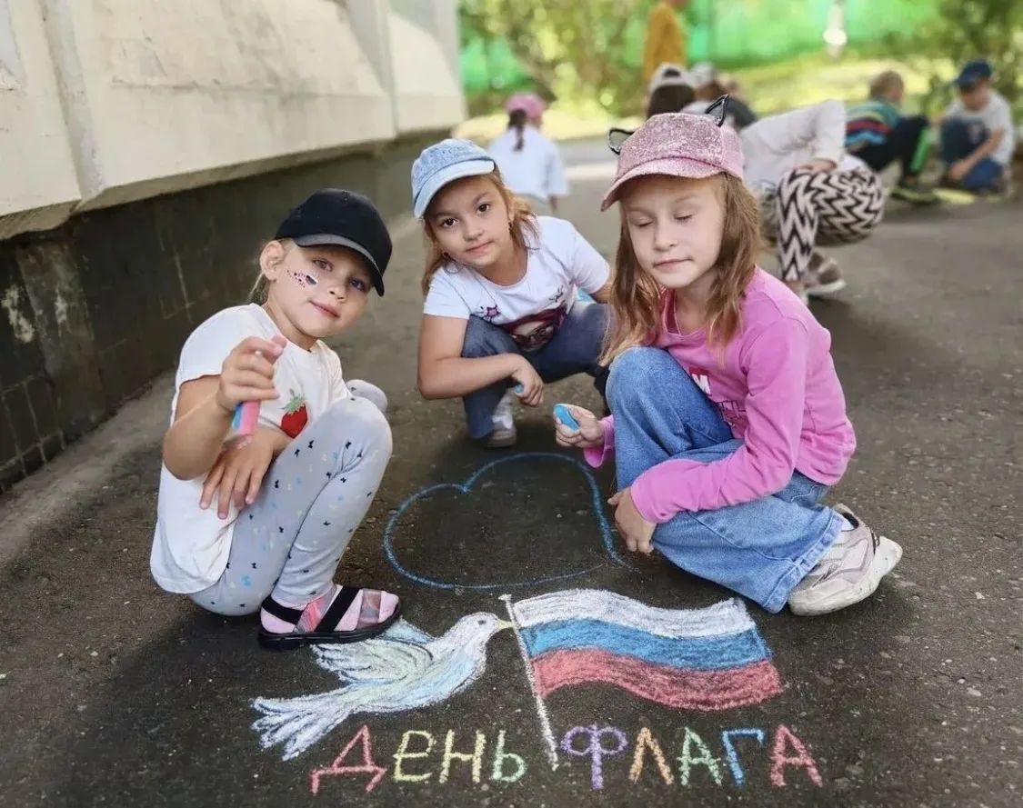 **Триколор наших сердец: дошкольное отделение «Радуга» отметило День флага