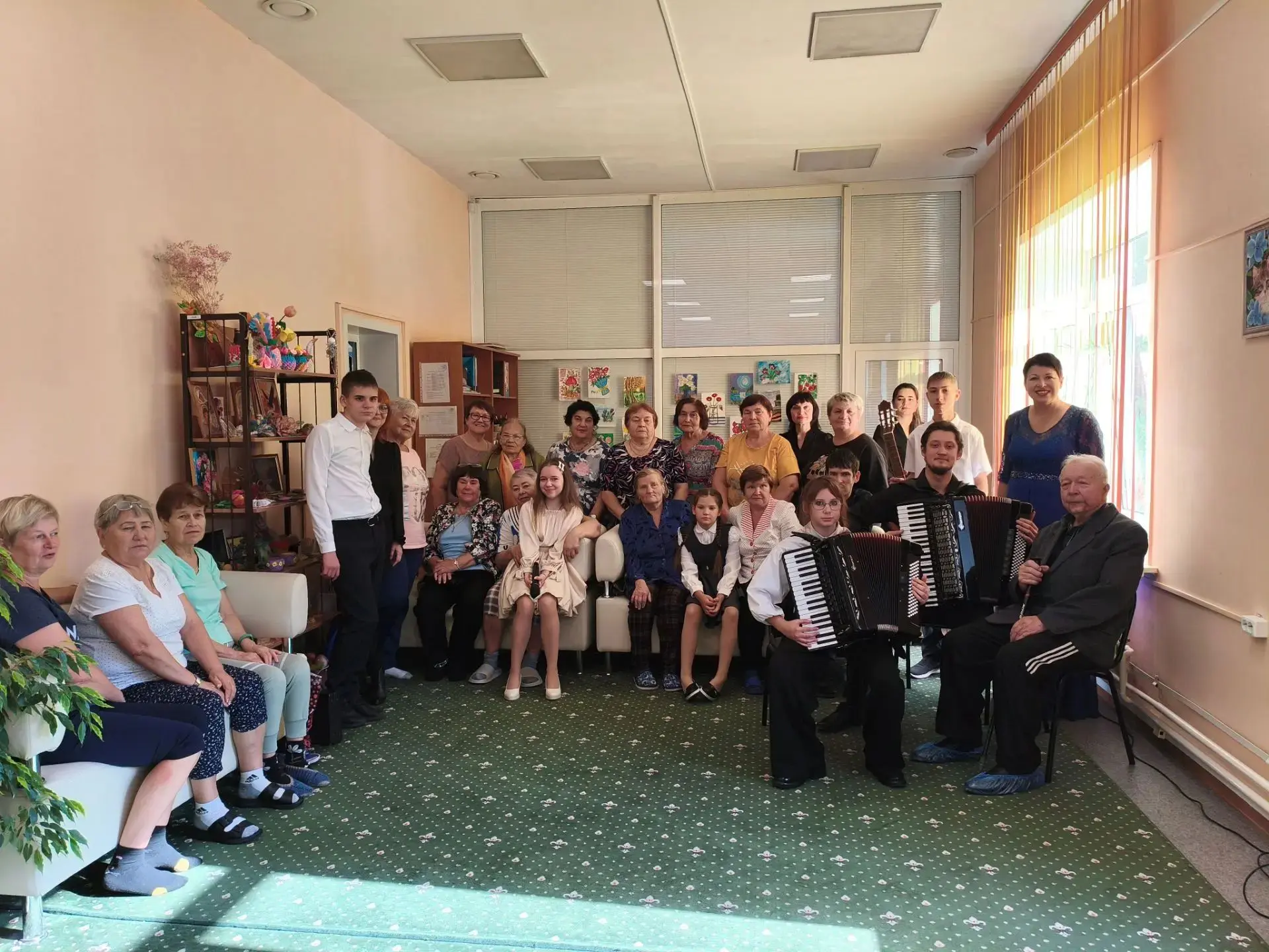 В рамках празднования Дня пожилого человека обучающиеся и преподаватели посетили Центр ...