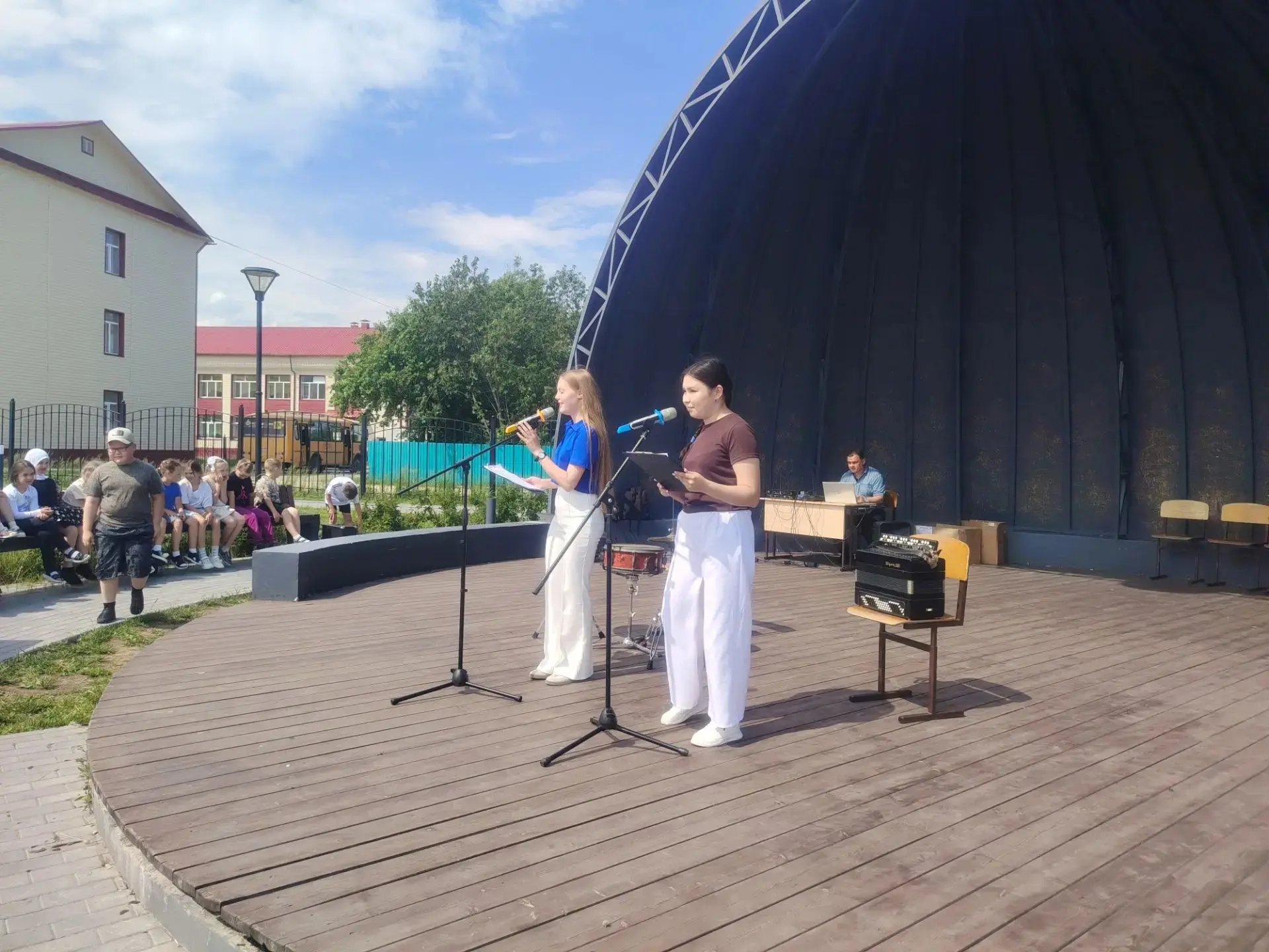 Яркий день в ЛДП «Алые паруса»

Сегодняшний день в лагере прошёл интересно, активно и подарил ребята