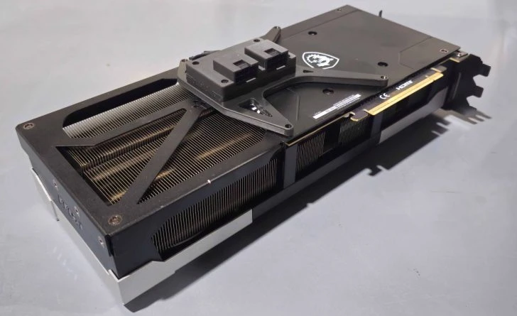 RTX 5090 дополнили двумя 8 пин от прогара.