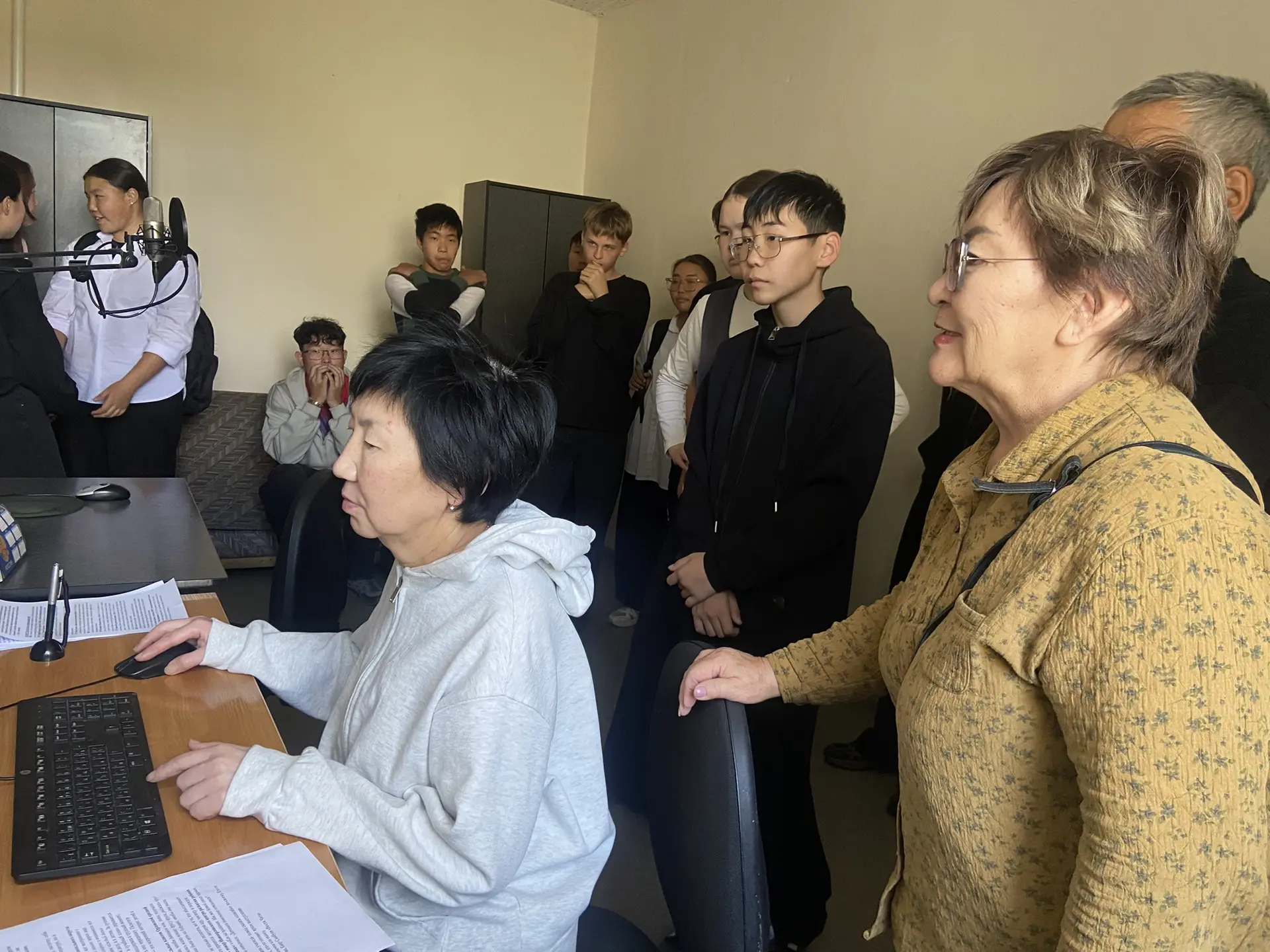 За кулисами телевидения: школьники попробовали себя в роли ведущих ТВ и дикторов Радио ...