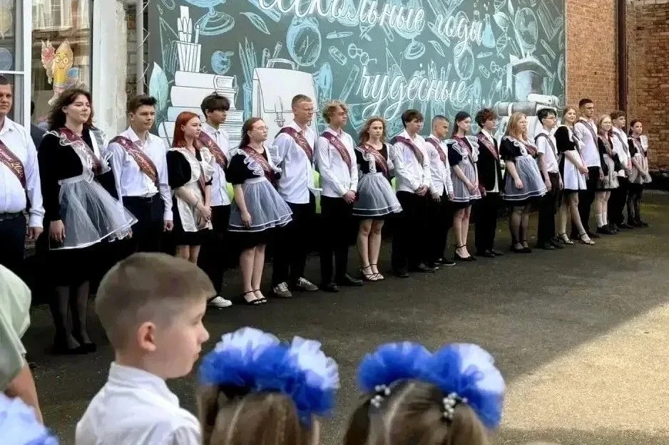 Школьный порог – начало новых дорог  Учащихся 6-й школы с окончанием учебного года поздравила замест