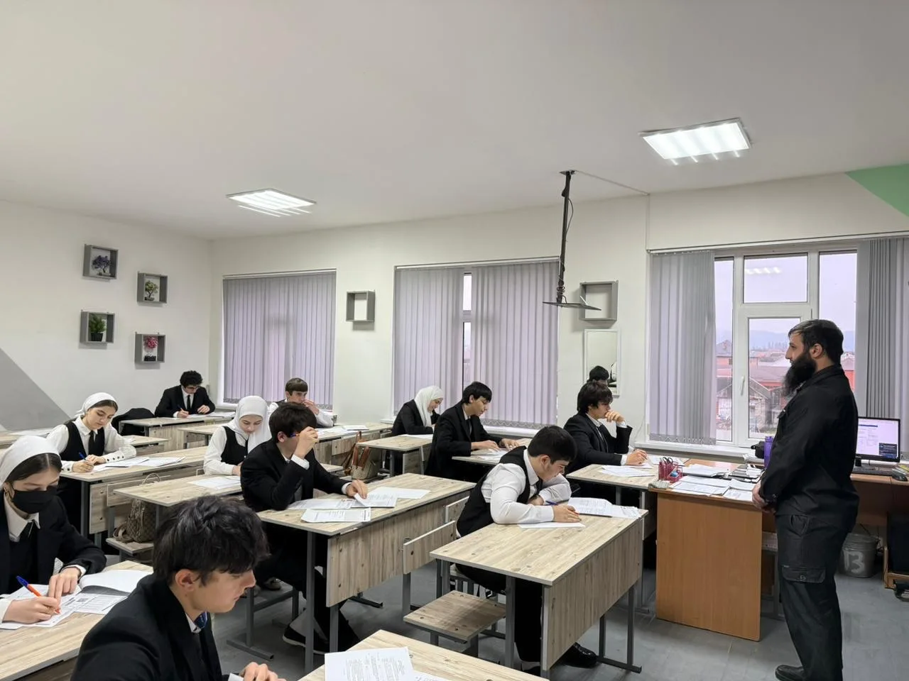 Полугодовая контрольная работа по математике в 10а классе. Цели: - определить уровень освоения учащи