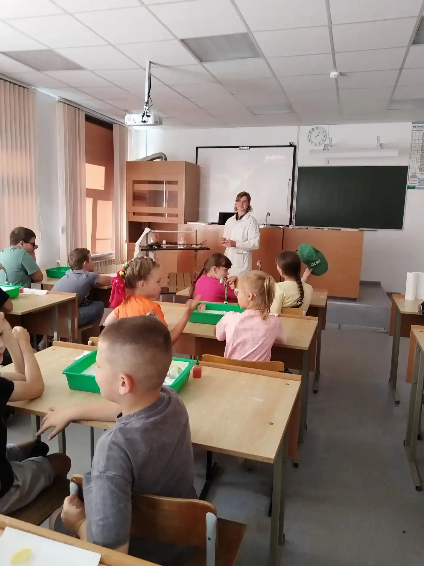 В отряде «Всезнайки» сегодня бушевали настоящие научные страсти!         Мы провели День науки, и гл