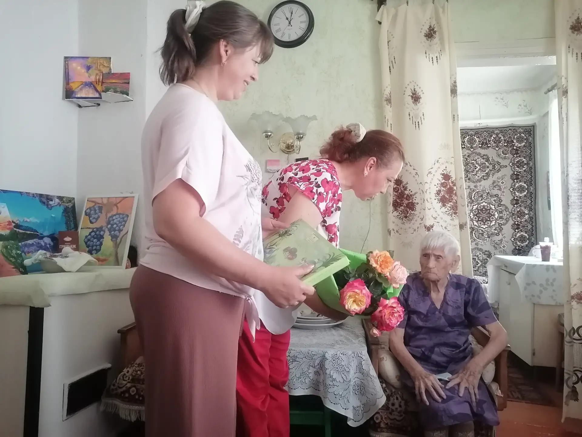 Работники Богородицкого ДК посетили на дому труженицу тыла Колесникову Ларису Пантелеев...