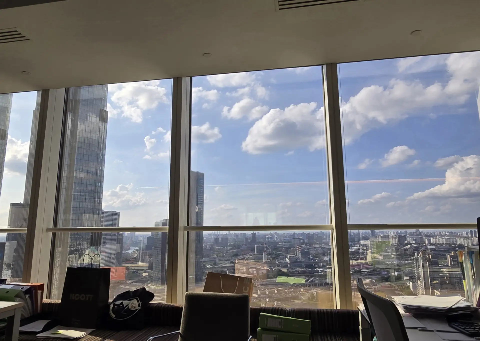 Под постом на тему небоскрёба «Mercury Tower» нас спросили: «как выглядит Москва через ...