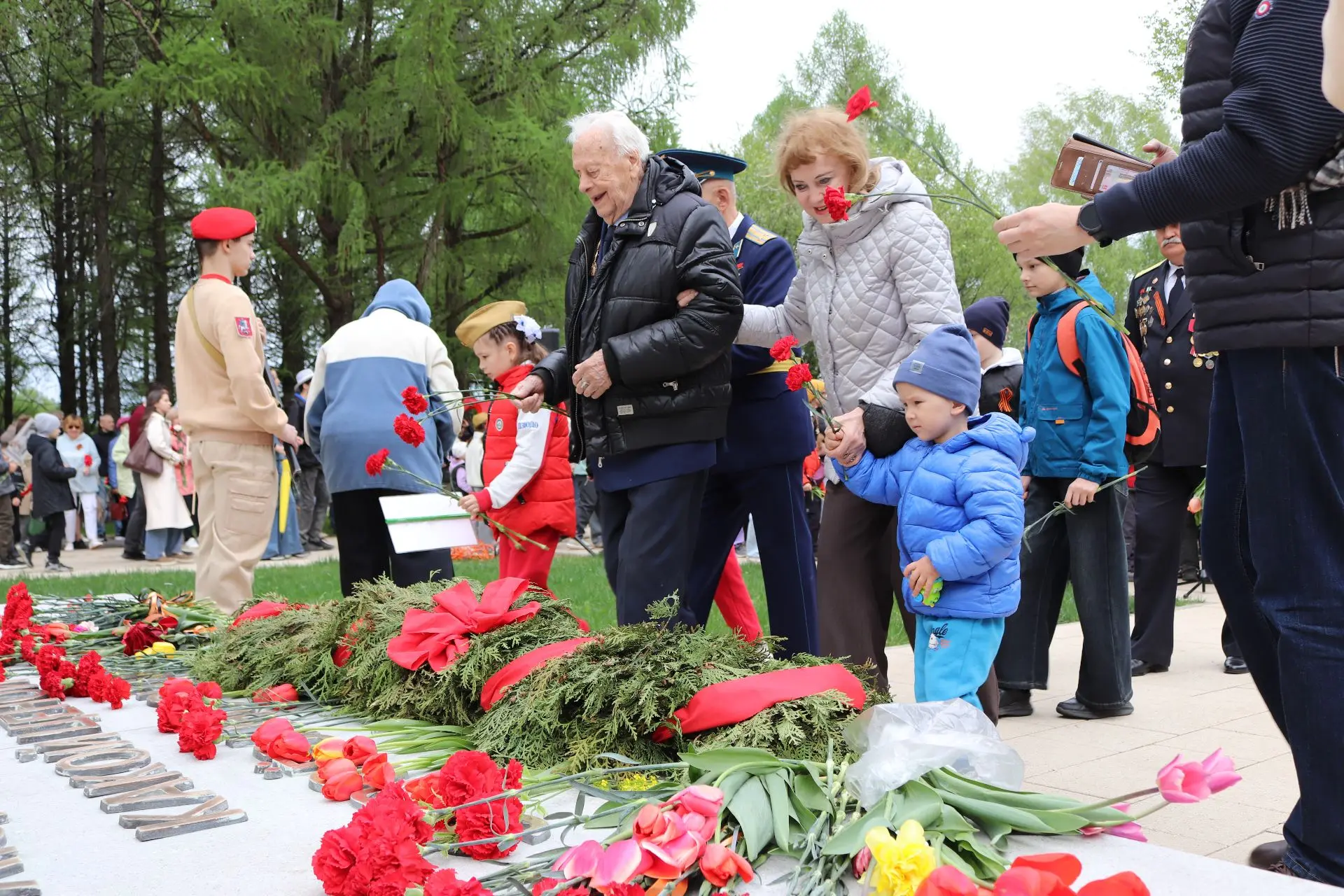 🎖🎗️🌟9 Мая Пущино наполнился особым торжественным настроением: жители собрались, чтобы отметить 81‑ю 