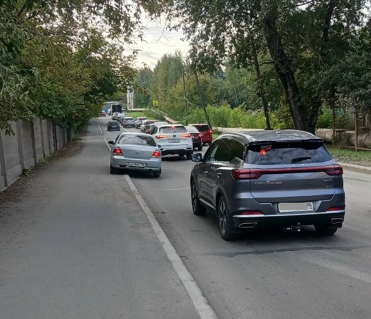В Нижнем Тагиле очередь на АЗС по улице Индустриальной парализует движение: хвост машин...