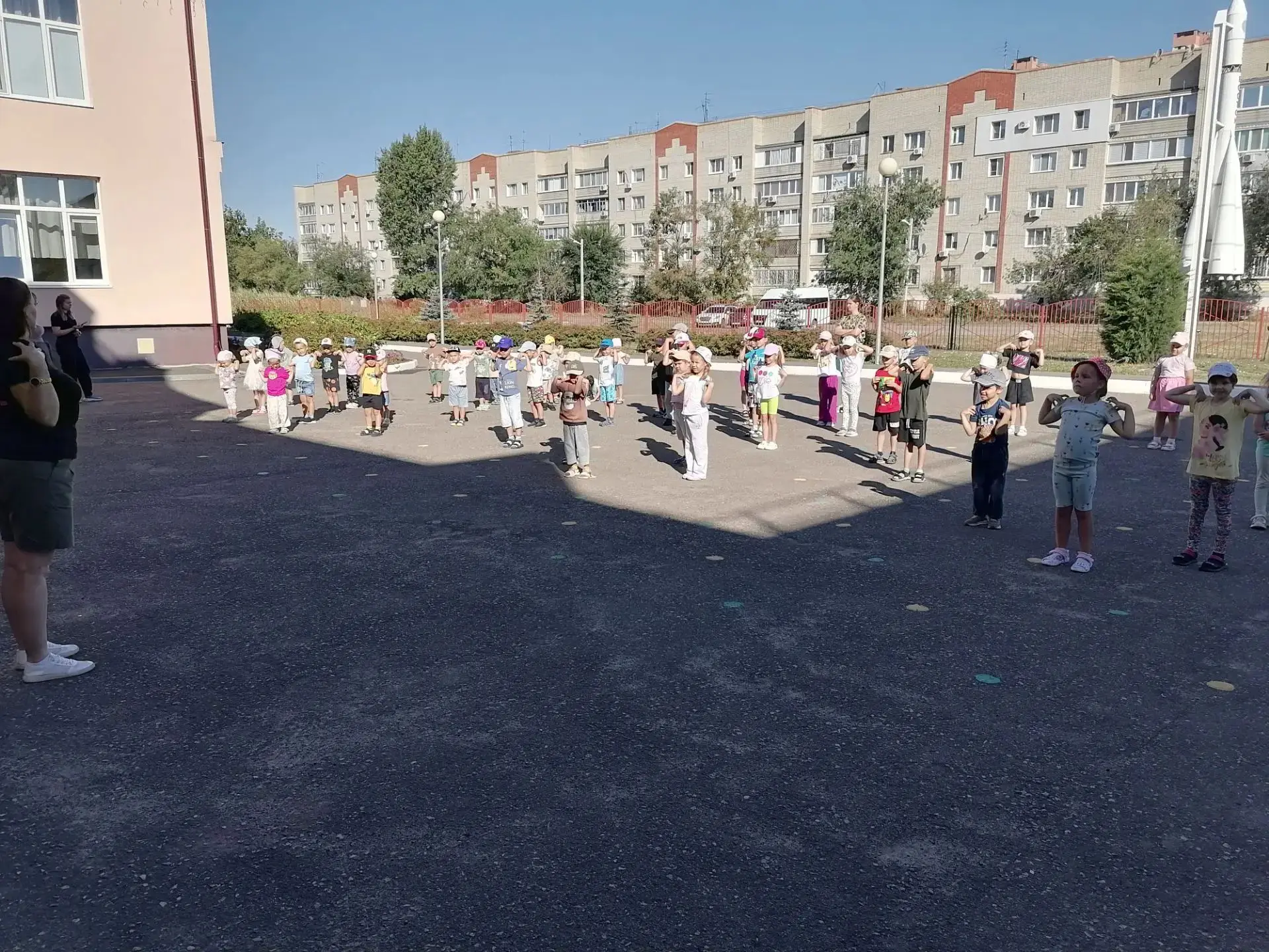 В нашем детском саду каждое утро проходит зарядка с инструктором по физкультуре Романов...