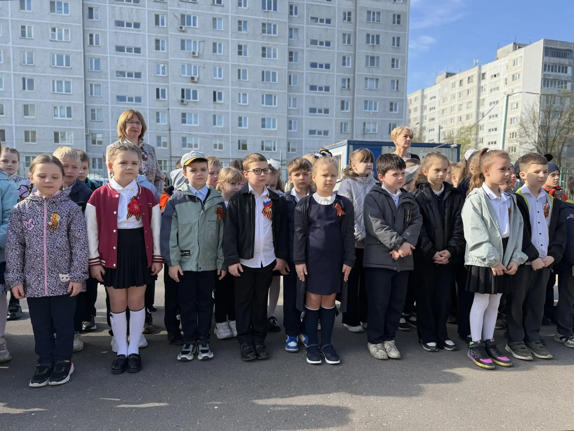 🇷🇺ТОРЖЕСТВЕННАЯ ЛИНЕЙКА🇷🇺  Учебная неделя традиционно начинается с выноса государственных флагов и и