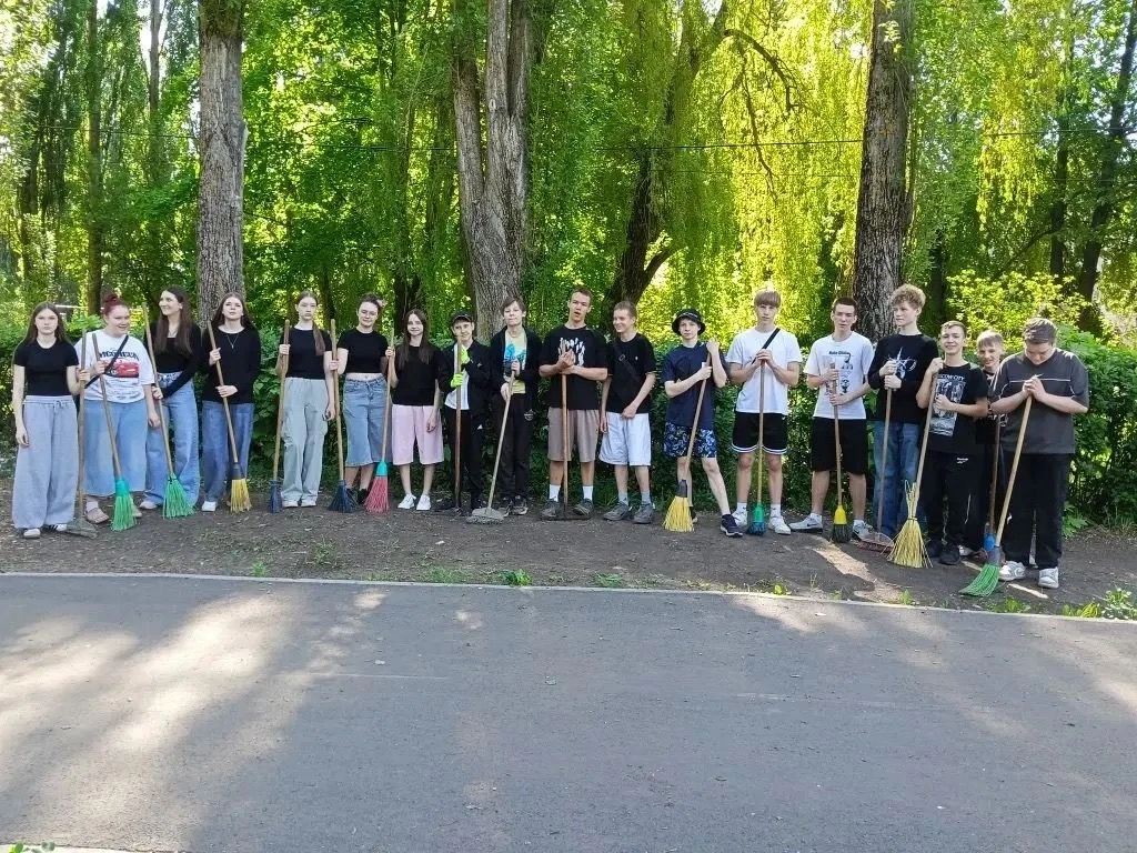 Классные ребята 7 Б класса на весеннем субботнике в любимой школе! #уборка_территории_школа14 #суббо