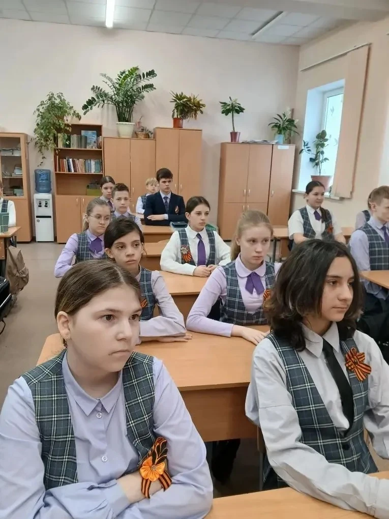 📸 В 6 «Ж» классе прошёл важный классный час, посвящённый символу Победы — Георгиевской ленточке.  Ре