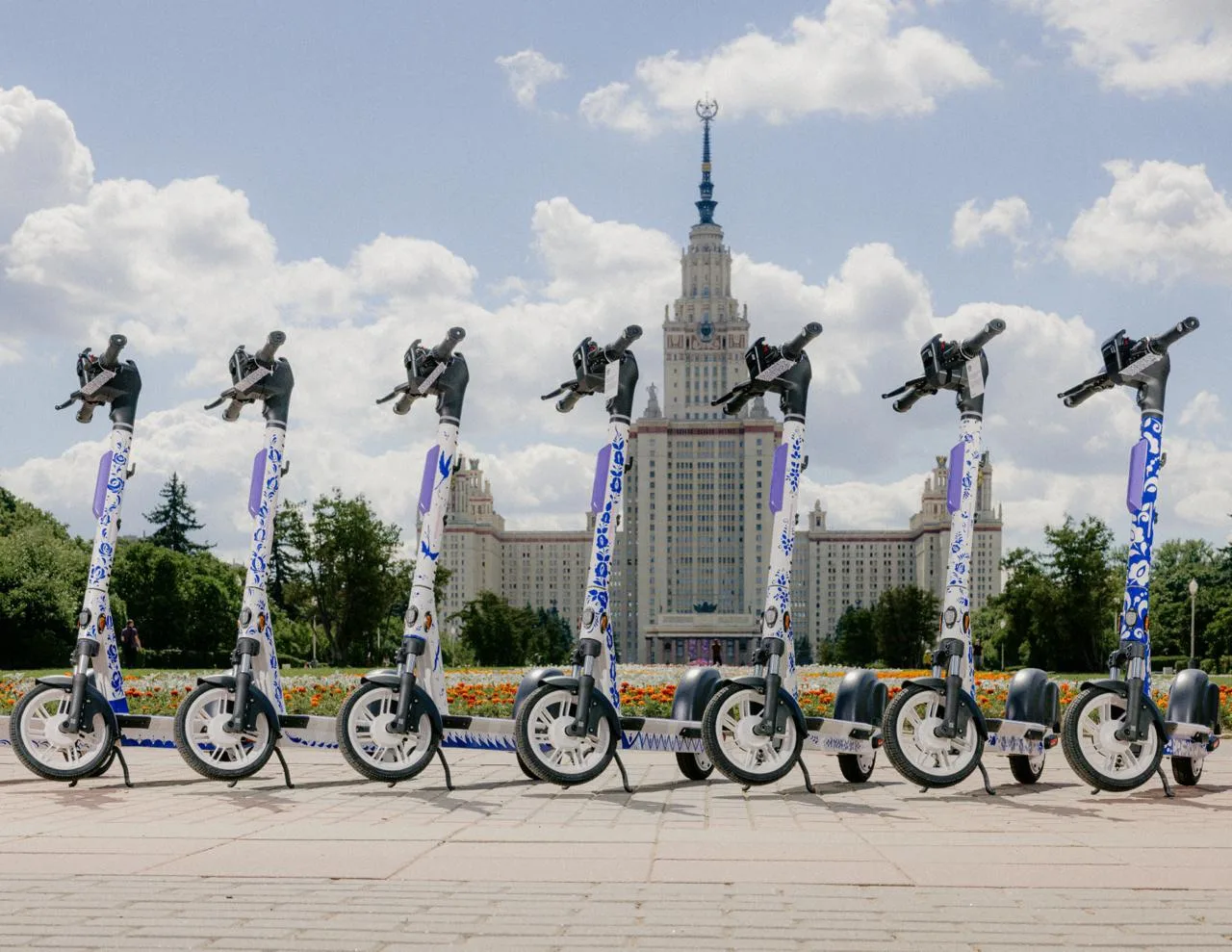 💜 Гжельская роспись теперь не только на фарфоре, но и на городском транспорте — мастер...