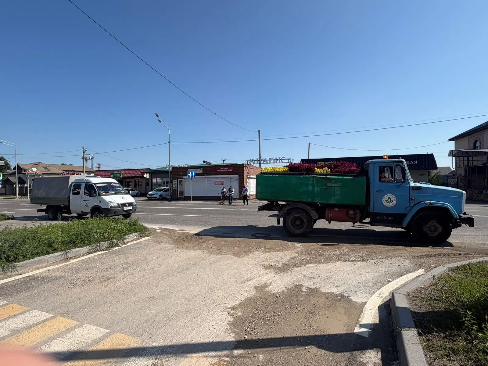 В селении Кенже продолжаются работы по санитарной очистке и благоустройству территории.