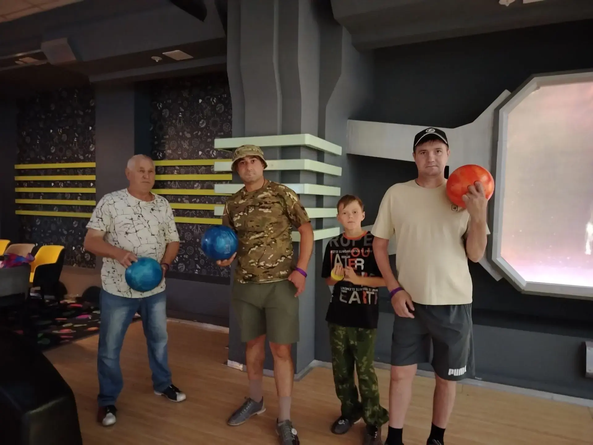 🎳 День с азартом и улыбками!

На этой неделе наши ребята из центра «Защитник» отправились в боулинг