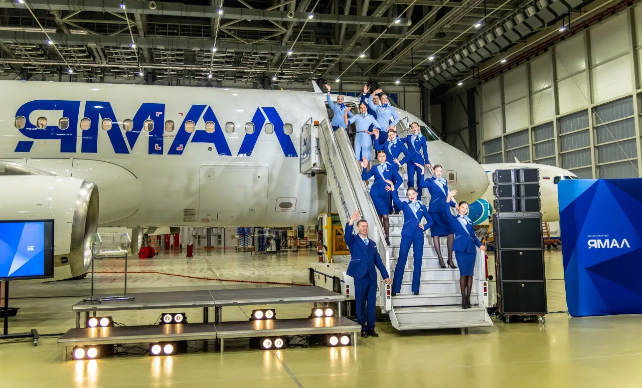 Стиль в небе ✈️  Вчера "превратили" авиационный ангар в арт-объект и устроили грандиозный показ ново