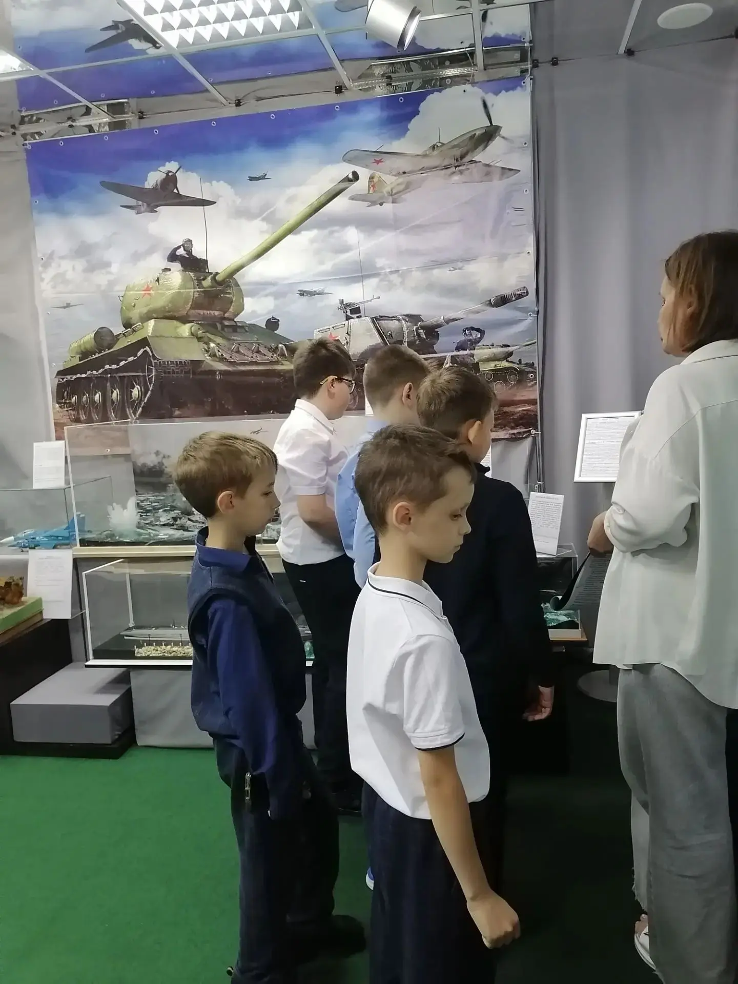 🏛️ 4 «Г» класс посетил МВЦ выставку "Русская броня в масштабе".