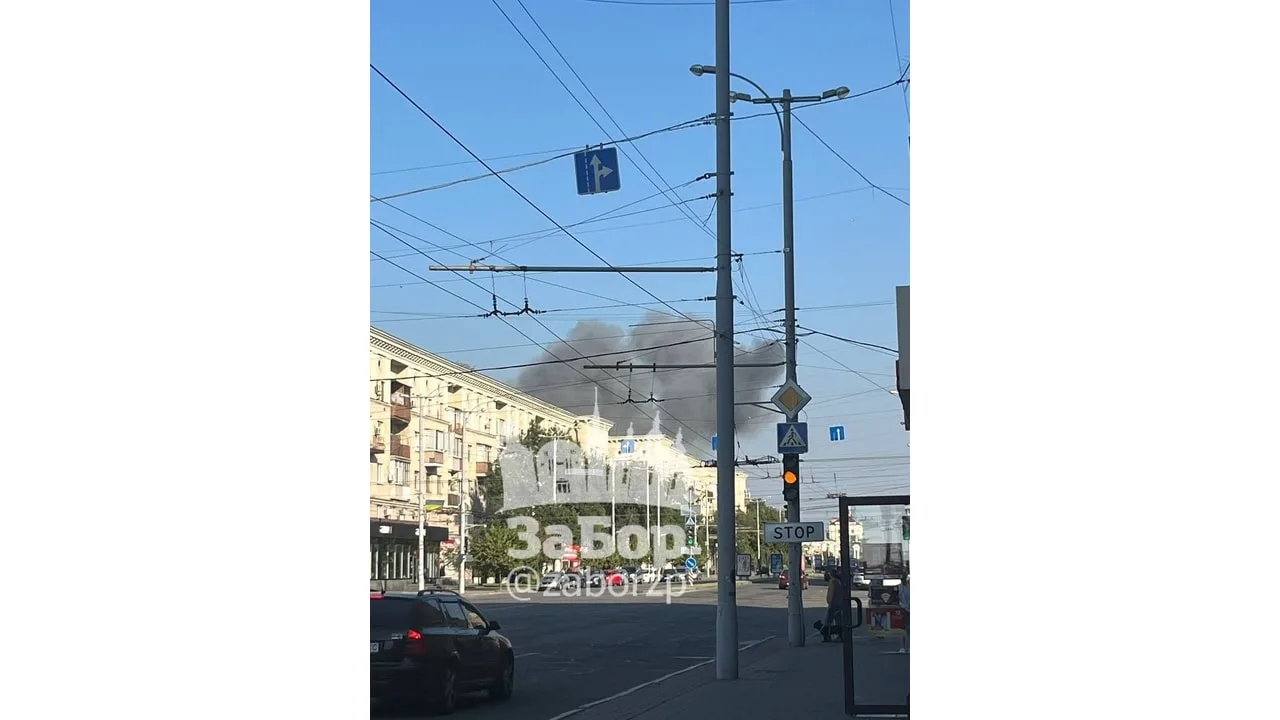 ⚡️🎥 Дым поднимается после атаки БпЛА по Запорожью.