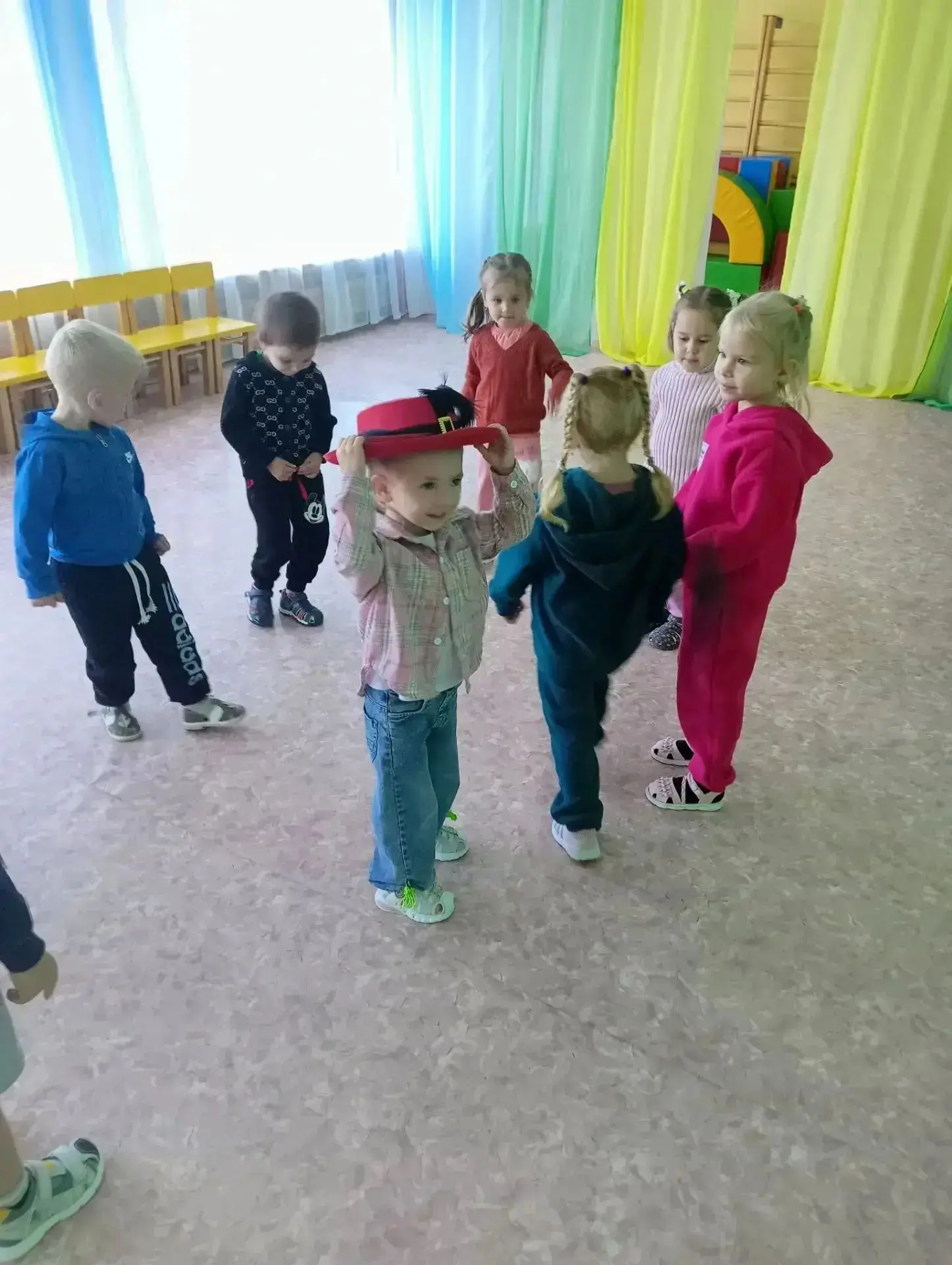 🎒 «День знаний» в группе «Звёздочки»: путешествие к Мудрому сундучку!