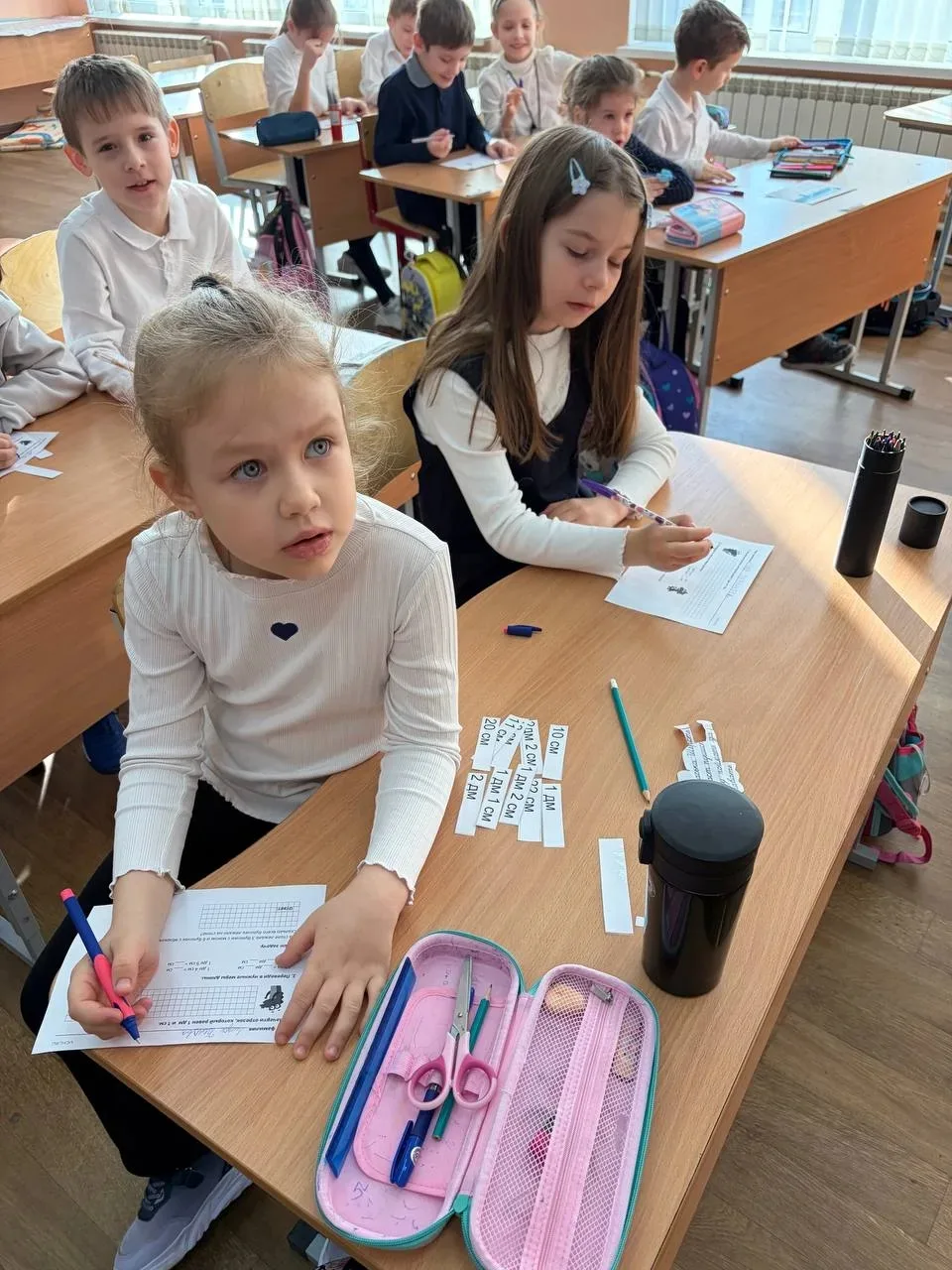 Сегодня в рамках Недели начальной школы в 1 «Б» классе прошёл урок, посвящённый изучению дециметров.