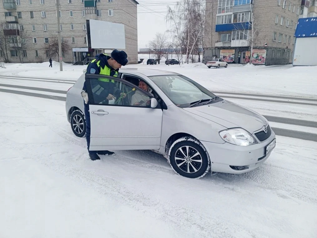 👮‍♂️🚔🌷Каменские автоинспекторы поздравили автоледи с  праздником! 🌷🚗  Восьмого марта сотрудники Каме