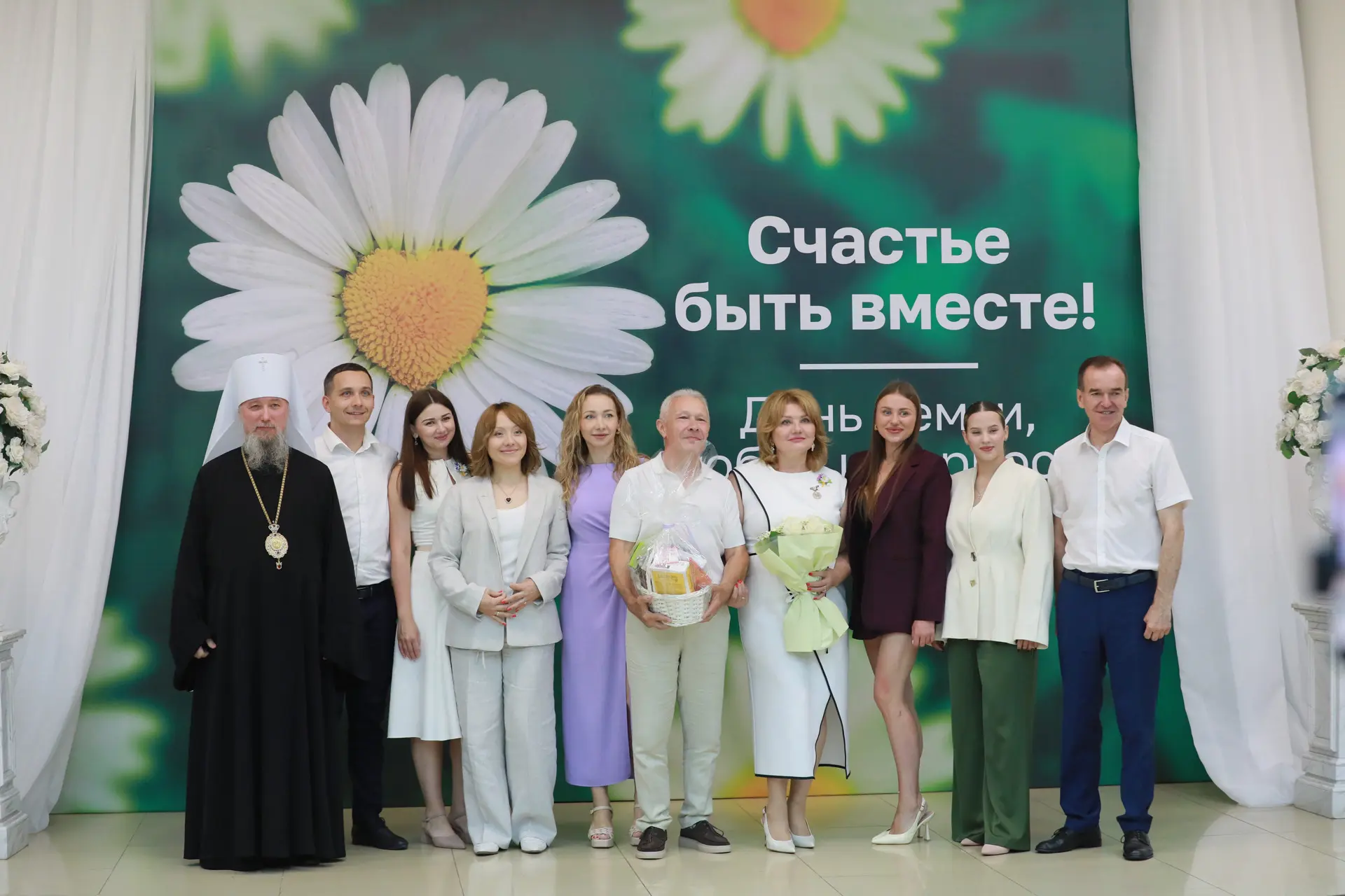 Вениамин Кондратьев вручил медали «Родительская доблесть» многодетным семьям