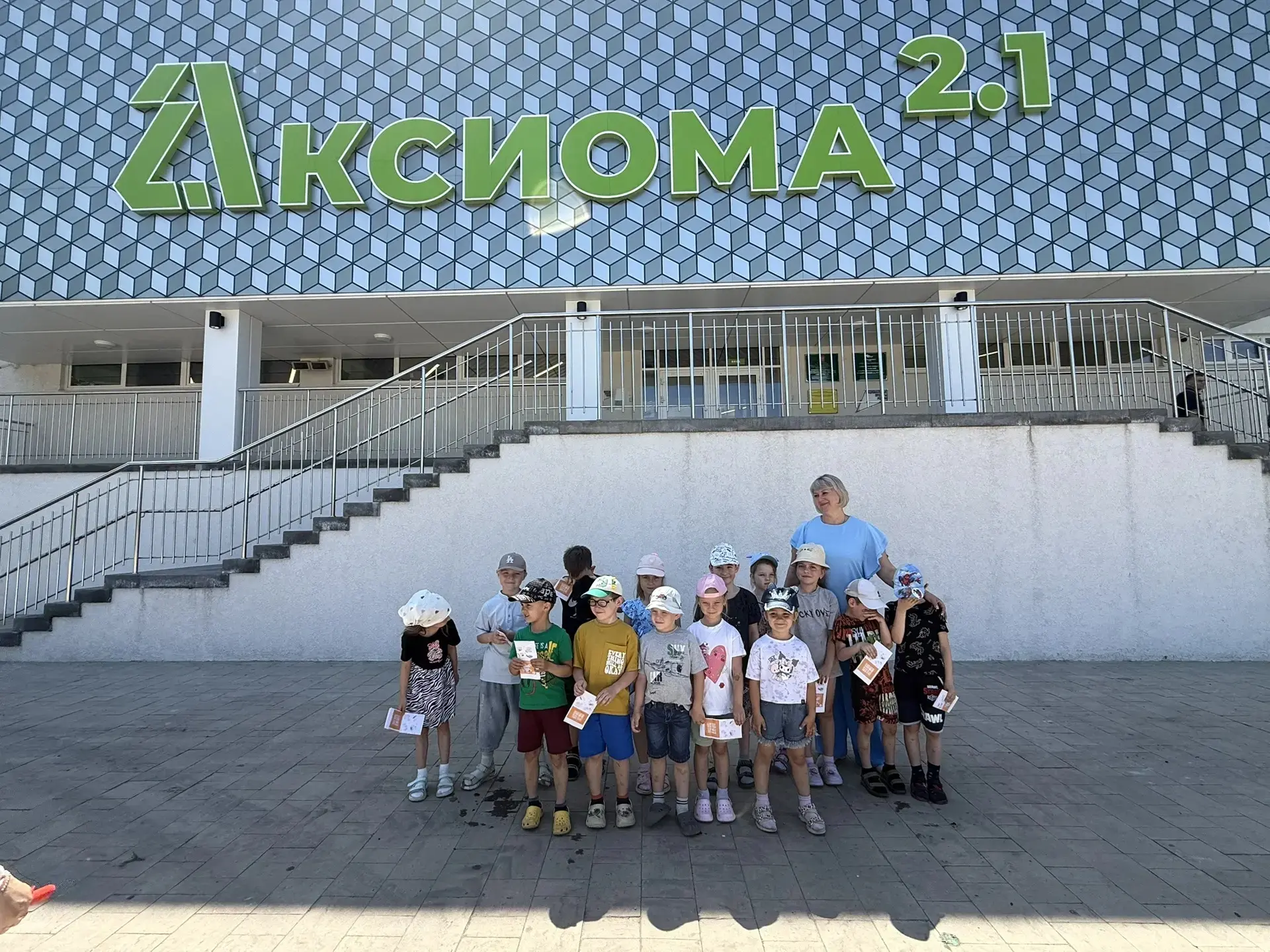 Воспитанники старшей группы «Ягодка» и выпускники подготовительной группы «Лучики» сове...