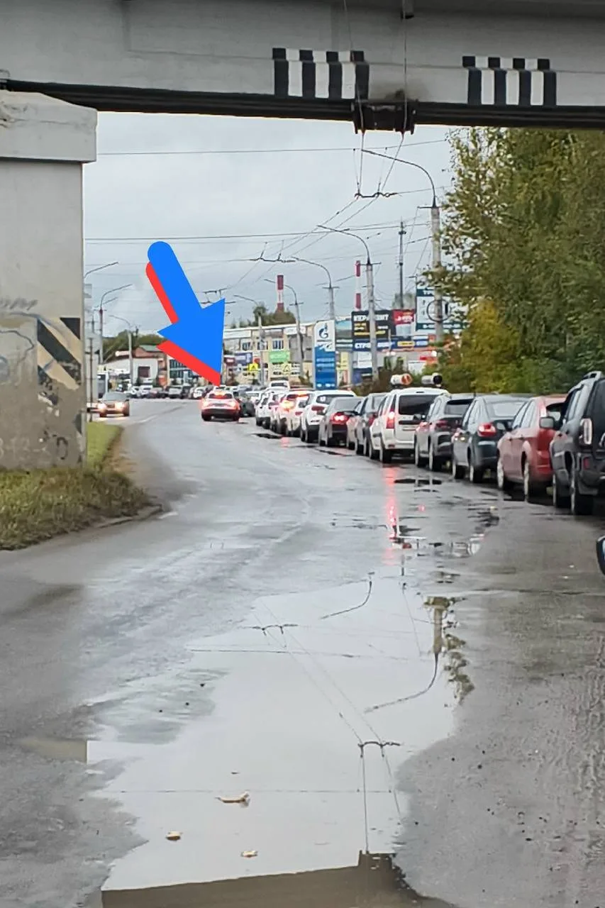 Воскресенье, 13 сентября, 7 утра. Очередь на Газпромнефть, а стрелочкой отмечен конец о...