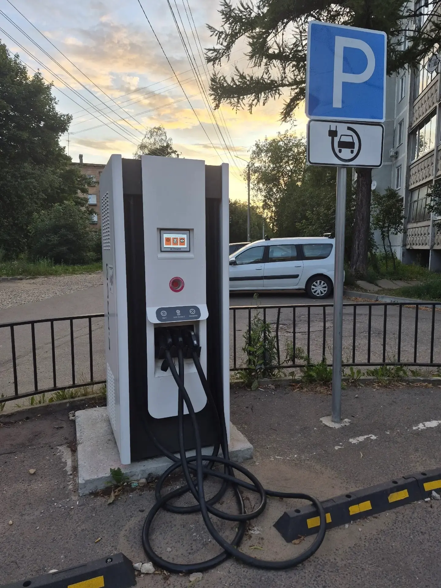 Может кому интересно будет ...
Поездка Спб -Тверь. Трасса М 10.

До Новгородской области бензин есть
