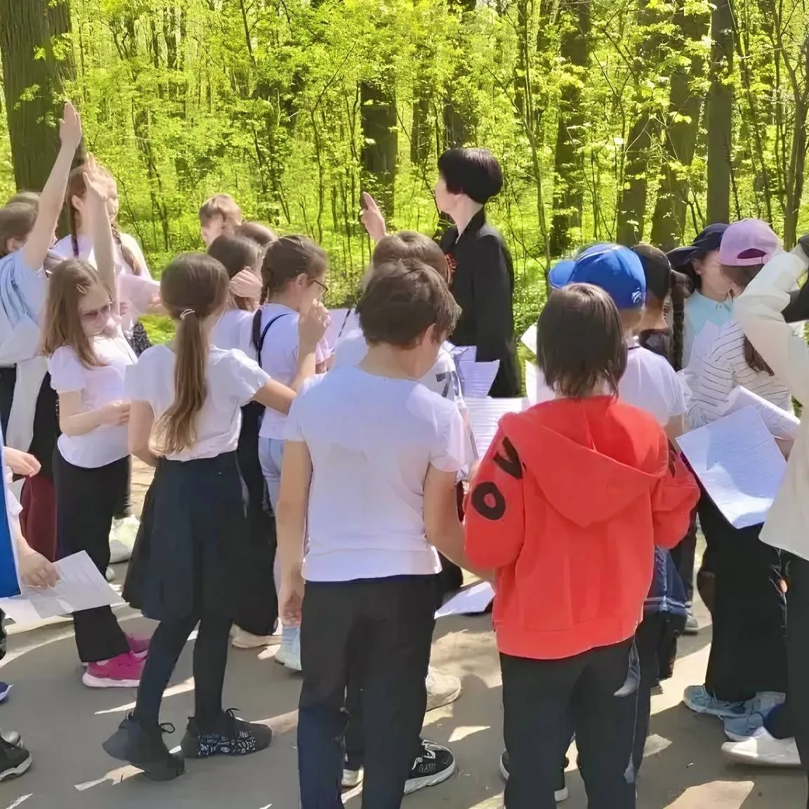 🌿 Учёба на свежем воздухе  В начальной школе прошла серия занятий на свежем воздухе. В одном классе 