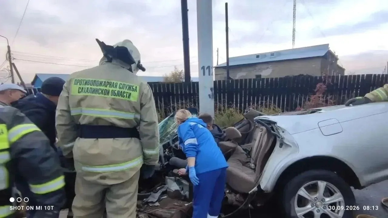 ▶️ «Марк» влетел в столб в Тымовском. Водителя деблокировали спасатели