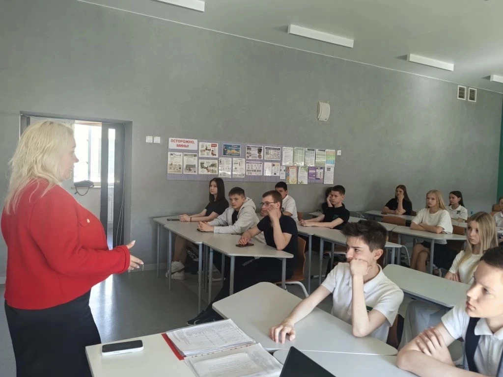 #МояМамаДаётУрок в 8 «А»: программист раскрывает секреты кода! 💻  Сегодня к ребятам пришла Юлия Серг