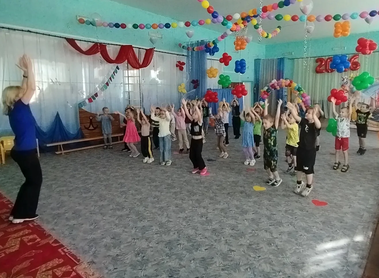 Каждое утро в нашем детском саду начинается с весёлой и бодрой зарядки — её проводит наш замечательн