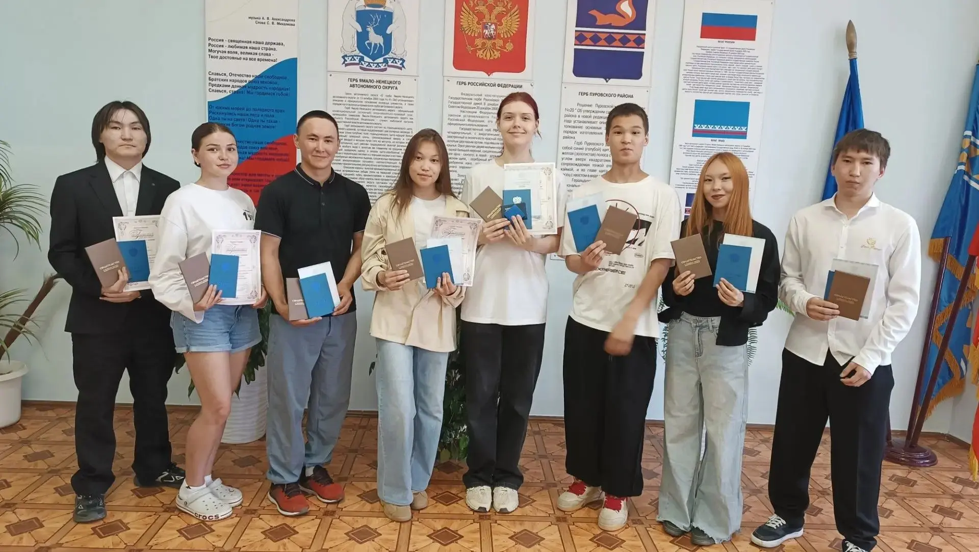 Поздравляем наших выпускников!

Сегодня состоялась торжественная церемония вручения аттестатов о сре