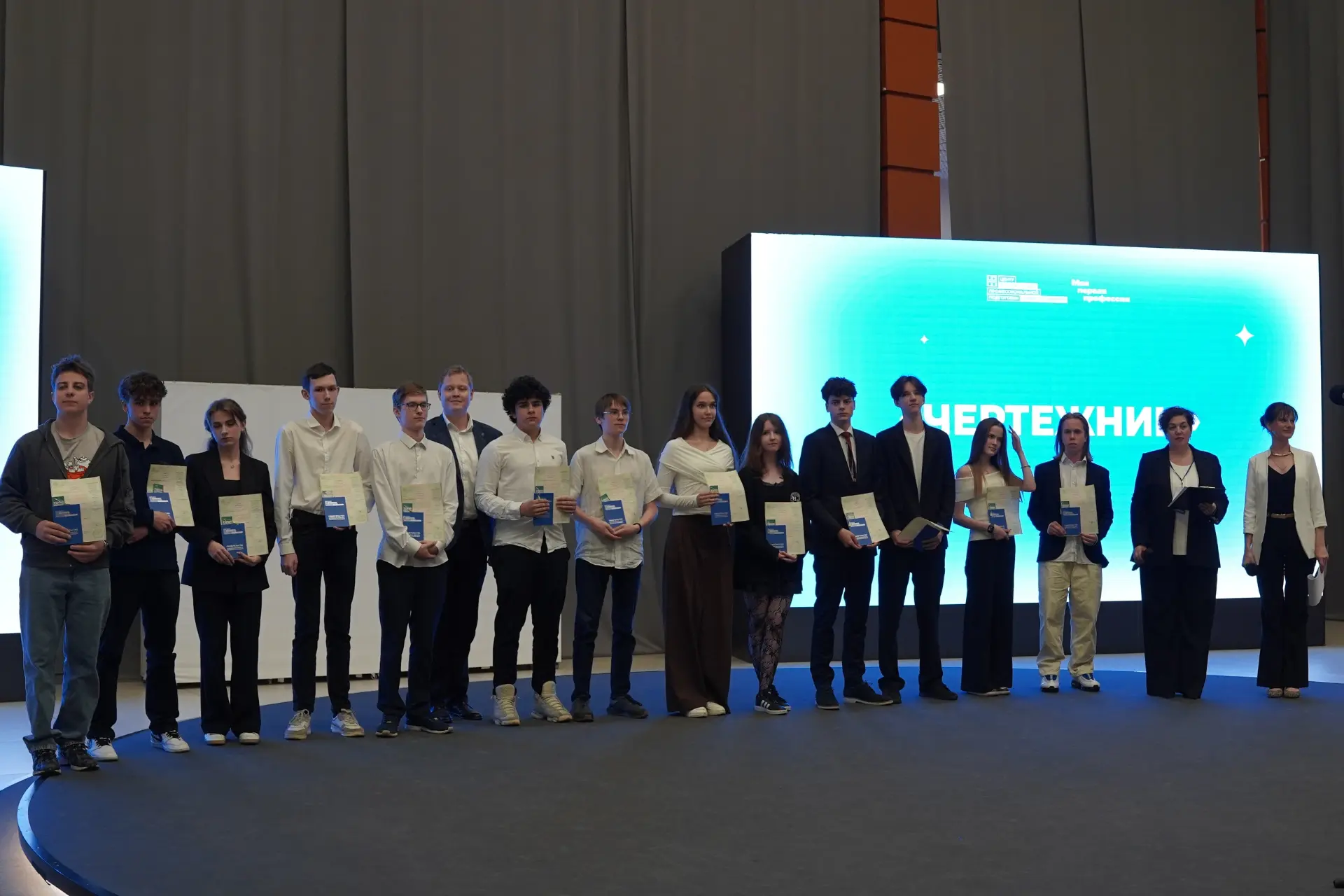 🏆 Наши десятиклассники получили первую профессию!

11 июня в музейно-выставочном комплексе «Россия 