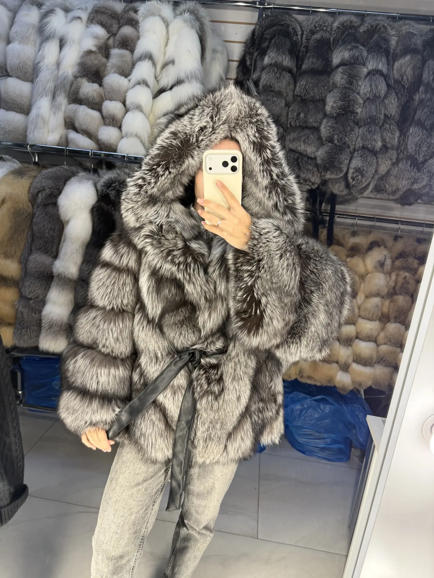 Шуба из меха чернобурой лисы с капюшоном в фасоне кимоно