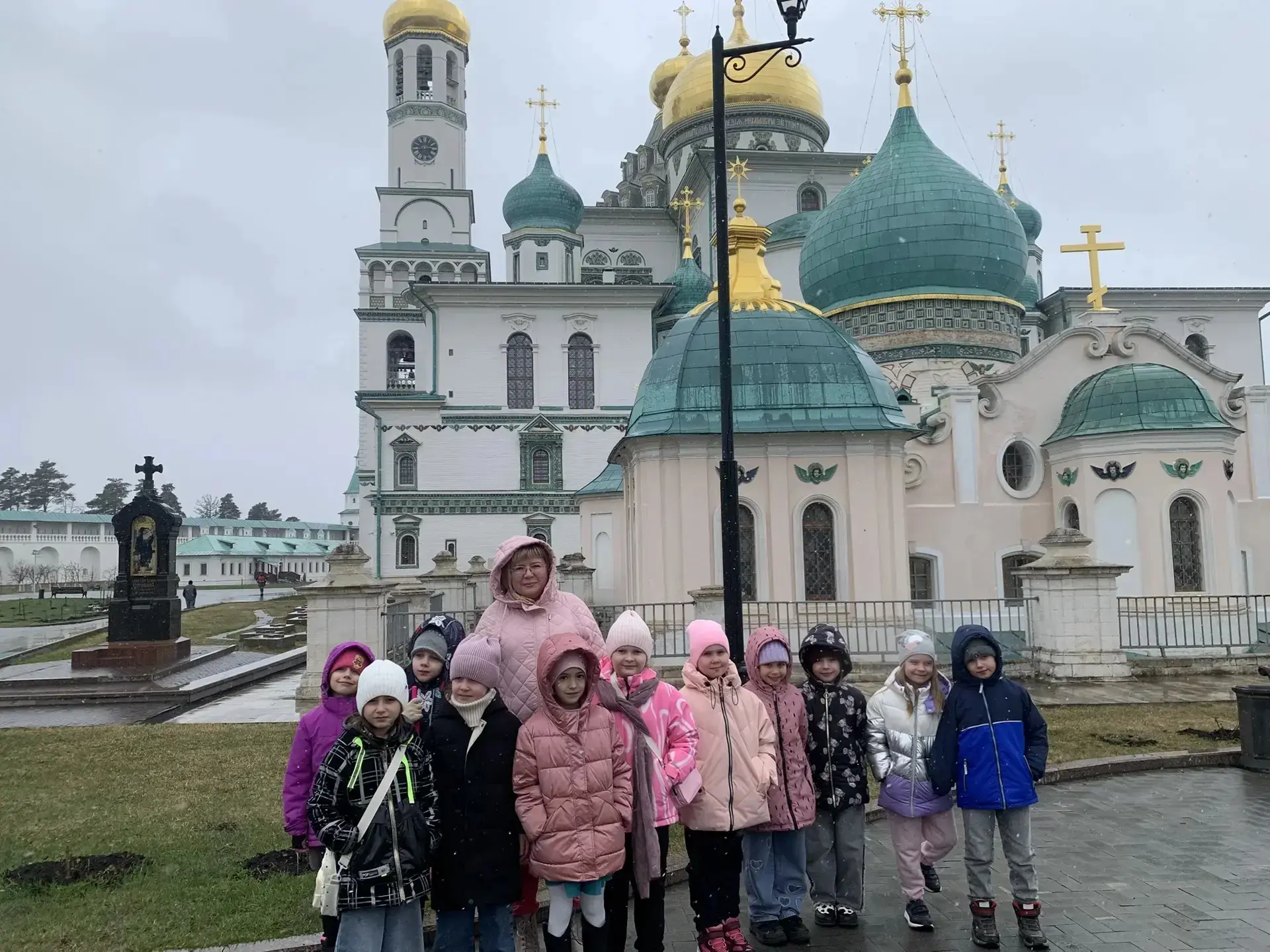 «1 «А» — маленькие паломники в великой истории! 🏰»  Сегодня наш 1 «А» совершил увлекательное путешес