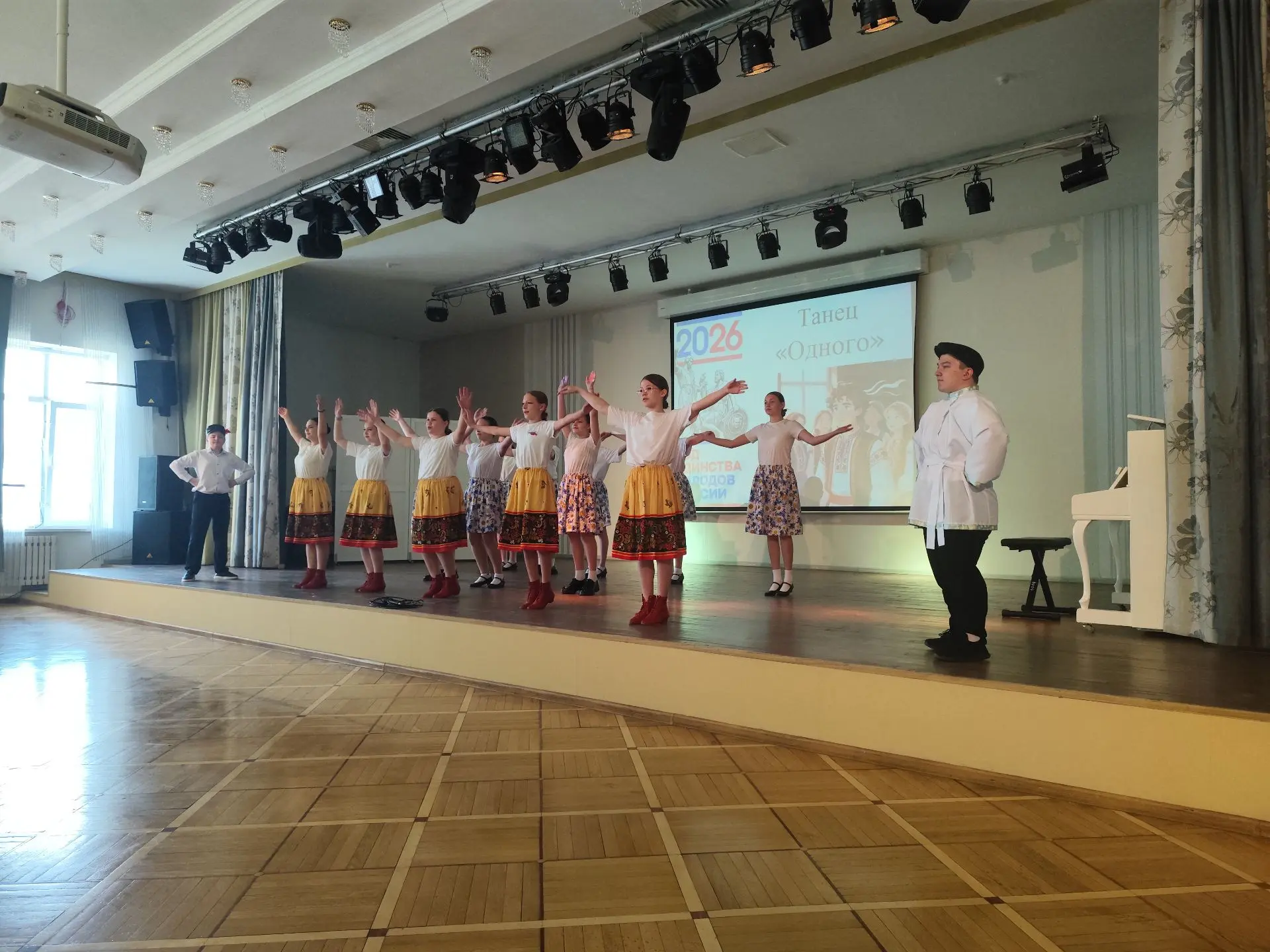 Сегодня в нашей школе состоялась концертная программа, посвящённая Году единства народов России "Вме