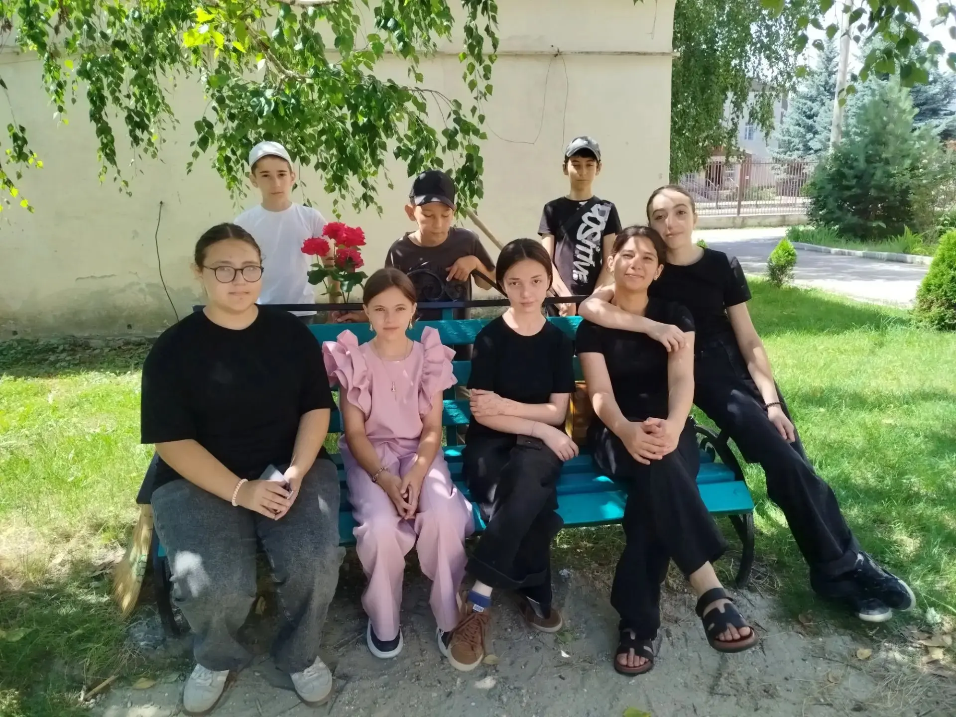 В четвёртый день трудовой практики мы перешли к завершающим этапам благоустройства. Благодаря усилия