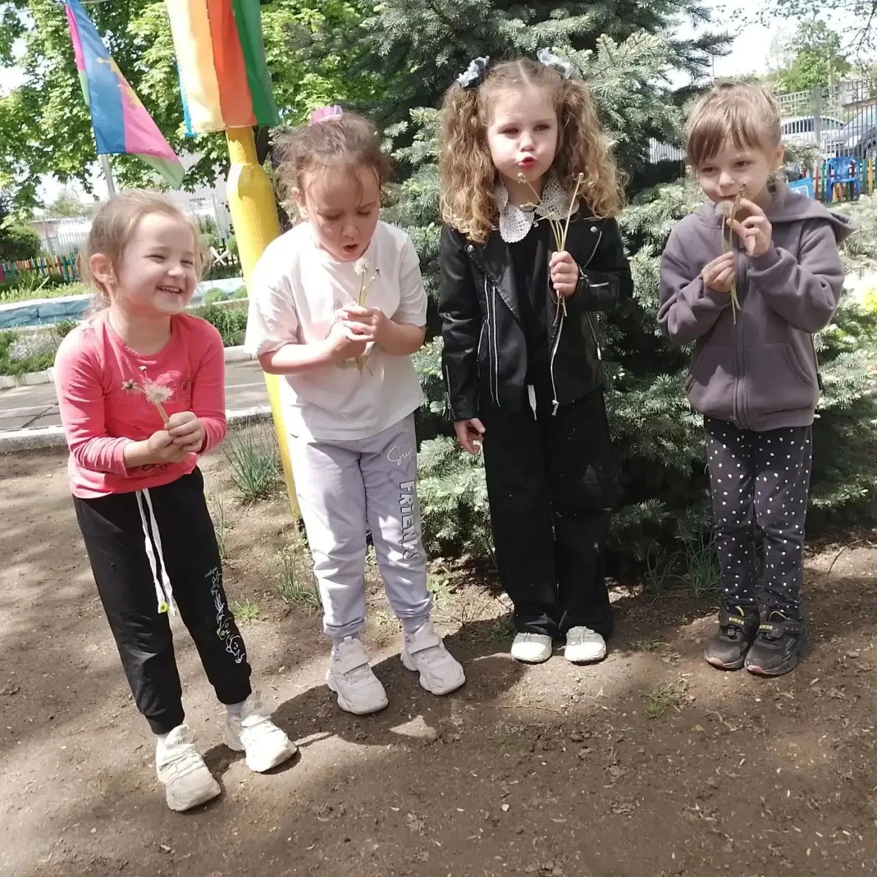 Сегодня, в МБДОУ 36 зафиксировано массовое десантирование! 🪂🪂🪂✨🌬️