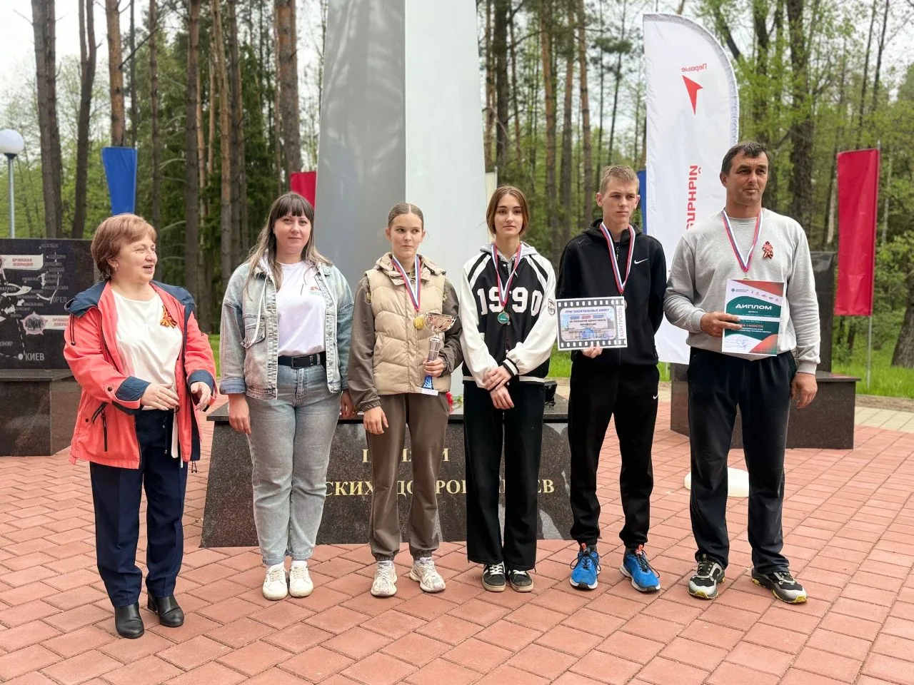 🇷🇺 Команда нашей школы приняла участие в районной  военно-патриотической  игре «Семейная зарница»
